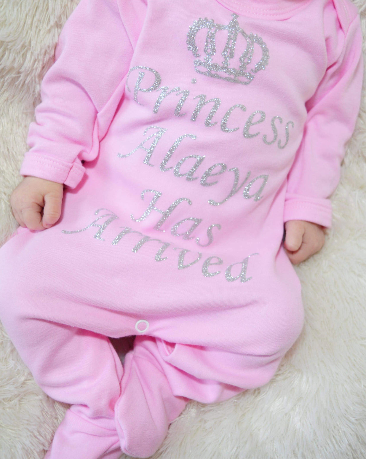 Personalised princess has arrived baby grow and hat set - Image 3